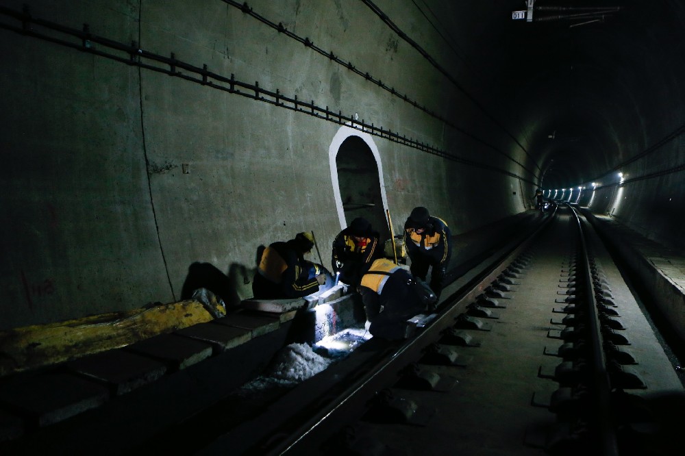 班戈铁路运营隧道病害现状